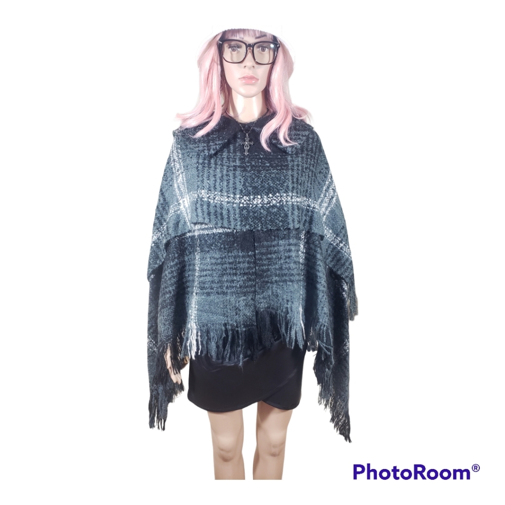 Steve Madden Women's Plaid Collar Fringe Poncho, Black/Gray & White, M/L